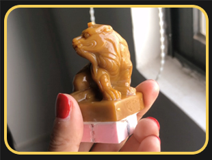 全自動(dòng)玉石雕刻機(jī)加工案例_立體狗擺件印章視頻