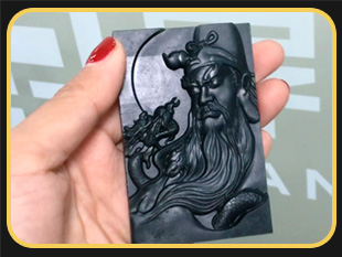 全自動玉石雕刻機竟然把墨翠掛件關(guān)羽雕活了_圖