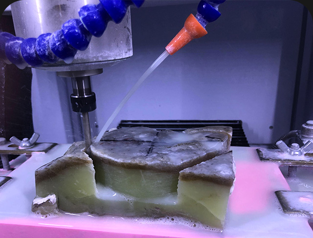 多功能玉石雕刻機(jī)操作不當(dāng)?shù)毒邥p壞臺面？