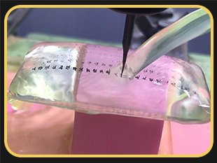 玉石自動雕刻機(jī),在琉璃水晶上雕刻文字過程視頻