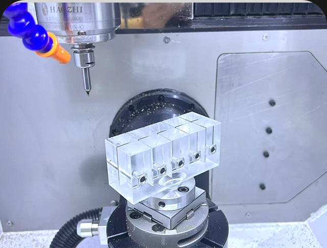 RS50小型五軸CNC數(shù)控雕刻機(jī)的特點(diǎn)