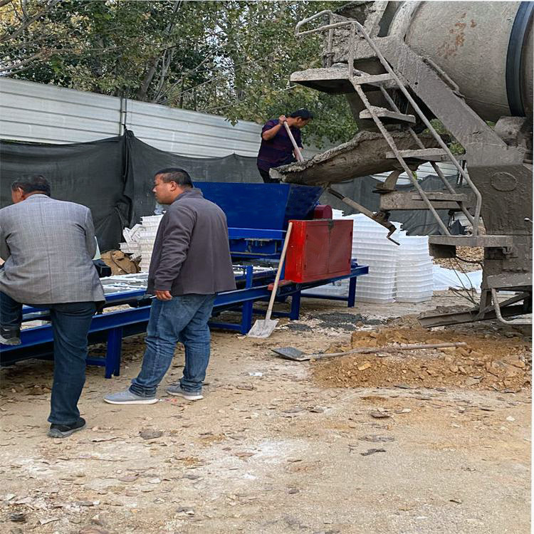 現(xiàn)場罐車正常出料,進入到預制件設備料斗內(nèi)